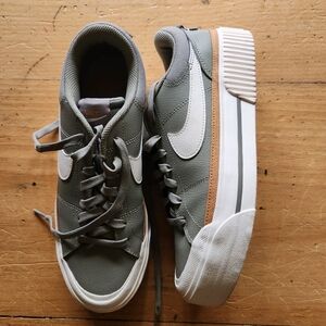 Nike legacy court lift womens 10